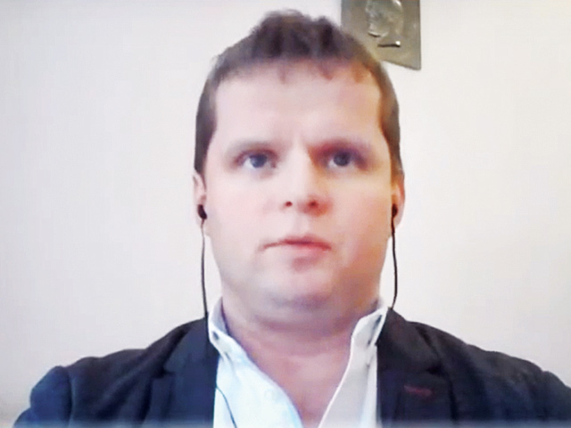 A SPUS AZI LA ZF LIVE. Un pui crescut la ţară ajunge la 3 kg în 150 de zile. Cei crescuţi ”pe bandă” de producători în numai 40 de zile. ”Gustul şi calitatea nu se compară”. VIDEO