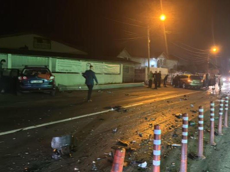 Accident între mai multe mașini în Prahova: două persoane, transportate la spital