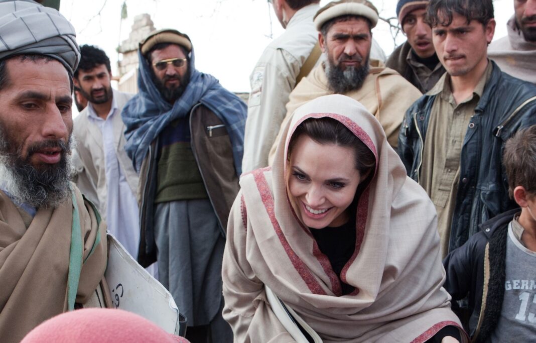 Actriţa Angelina Jolie, în vizită la punctul de trecere Rafah din Egipt / Ea a fost emisar ONU pentru Refugiaţi
