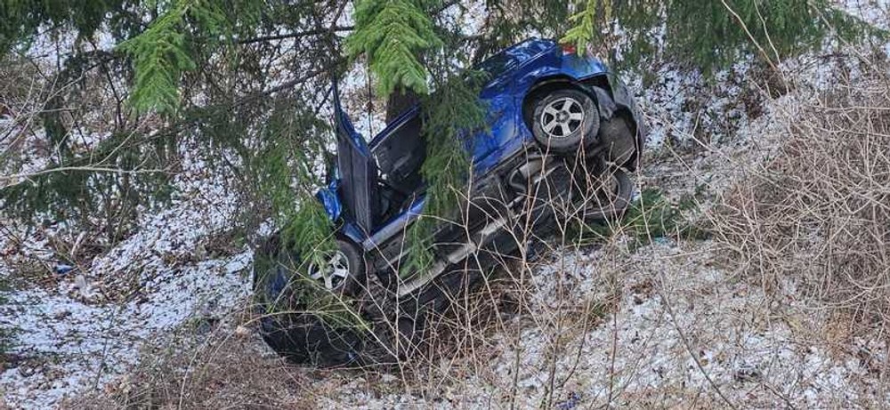 Adolescent rănit după ce mașina în care se afla a căzut într-o râpă