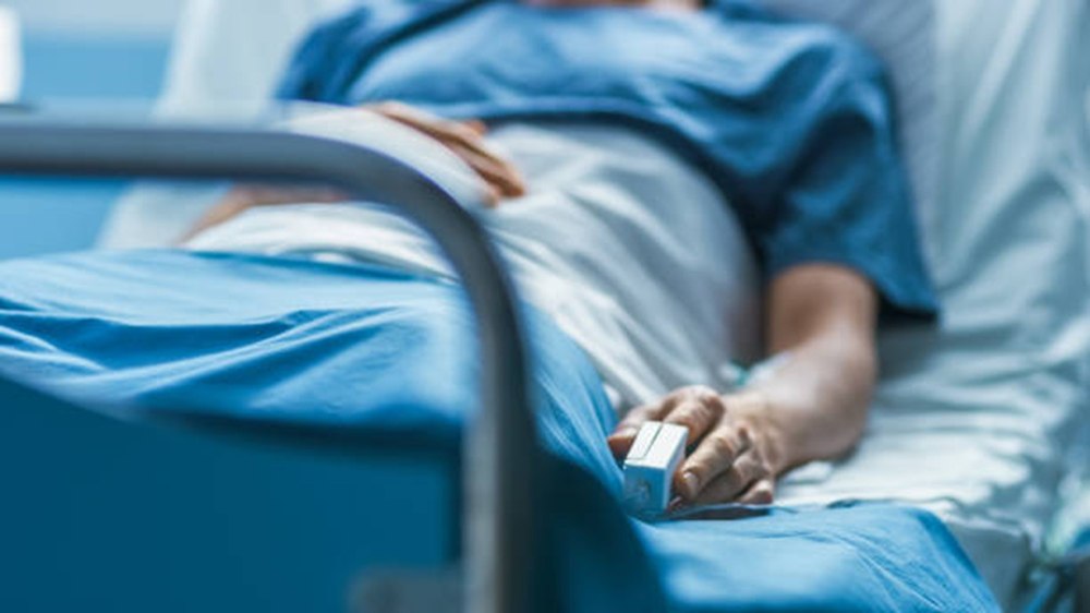Adolescent român de 17 ani, în stare critică în Italia, după explozia unei petarde, de Revelion. Medicii au fost nevoiți să îi amputeze o mână