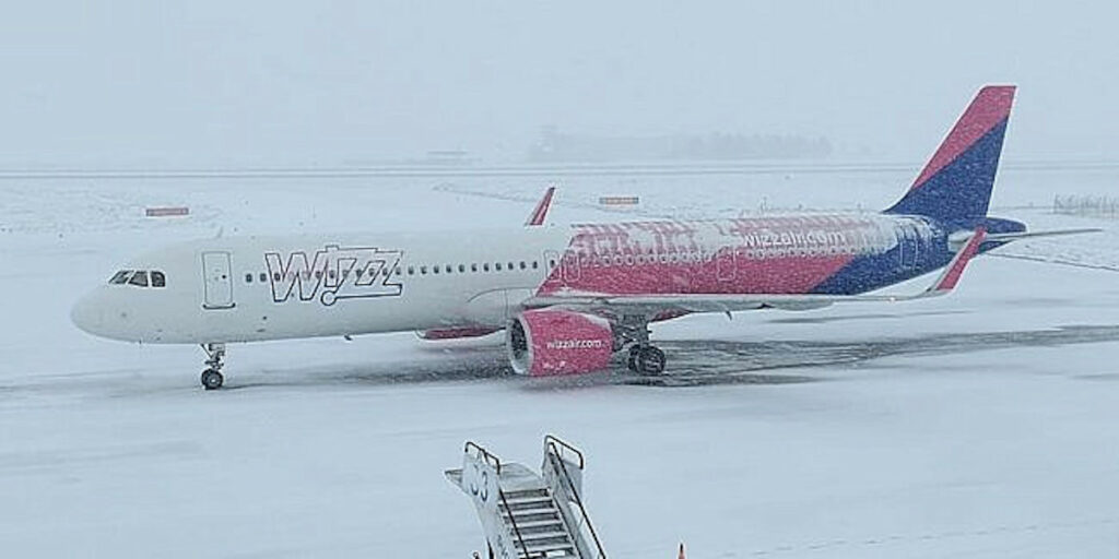 Aeronavă Wizz Air, incident la sol pe Aeroportul Sibiu după o aterizare pe ninsoare abundentă / Zborurile nu au fost afectate / S-a deschis o investigație internă