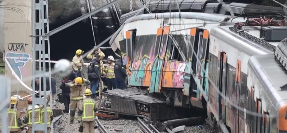 Al treilea accident feroviar grav în patru zile, în Spania. Mai multe persoane au fost rănite după ce un tren a lovit o macara