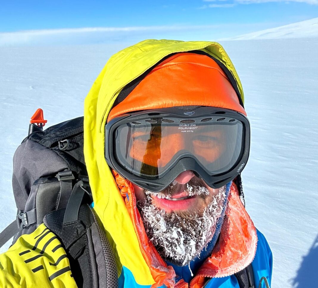 Alpinistul Adrian Ahriţculesei a ajuns şi la Polul Sud după ce a cucerit Mount Vinson, performanţă unică pentru un român în Antarctica