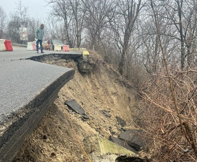 Alunecarea de teren din Câmpiniţa provoacă prăbușirea DJ 101R. Accesul în Câmpina, deviat