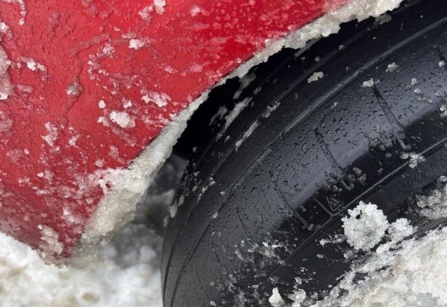 Amenda primită de o șoferiță prinsă cu cauciucuri de vară pe autostrada acoperită cu zăpadă