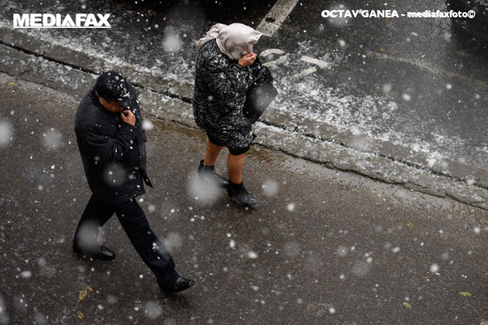 Anunţul meteorologilor: Ninsori, polei şi viscol în întreaga ţară până luni seara