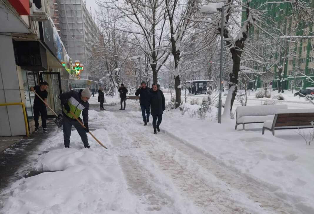 Apel al primarului din Reșița către locuitori, pentru deszăpezire / ”Să ne dovedim nouă, tuturor, gradul de civilizație” / Record de zăpadă în ultimii 20 de ani