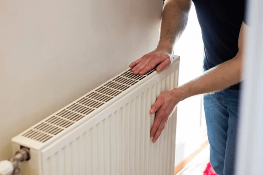 Apelul disperat al unui bucureștean către președinte și premier: „Cum se poate ca atâtea imobile din București să depindă de un singur cazan cu abur fierbinte?”