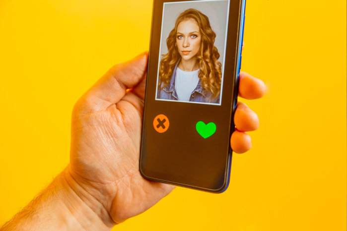 Aplicaţiile de dating, noul târg de joburi? Cum mută piaţa muncii networkingul profesional în spaţiul întâlnirilor romantice