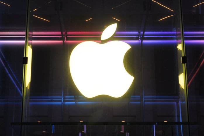 Apple evită „războiul miliardelor” din inteligenţa artificială, în schimb pariază pe alianţe. Gigantul din Cupertino anunţă un parteneriat strategic cu Google, estimat la 5 miliarde de dolari. Lovitură indirectă pentru OpenAI care a integrat ChatGPT în ecosistemul Apple încă din 2024