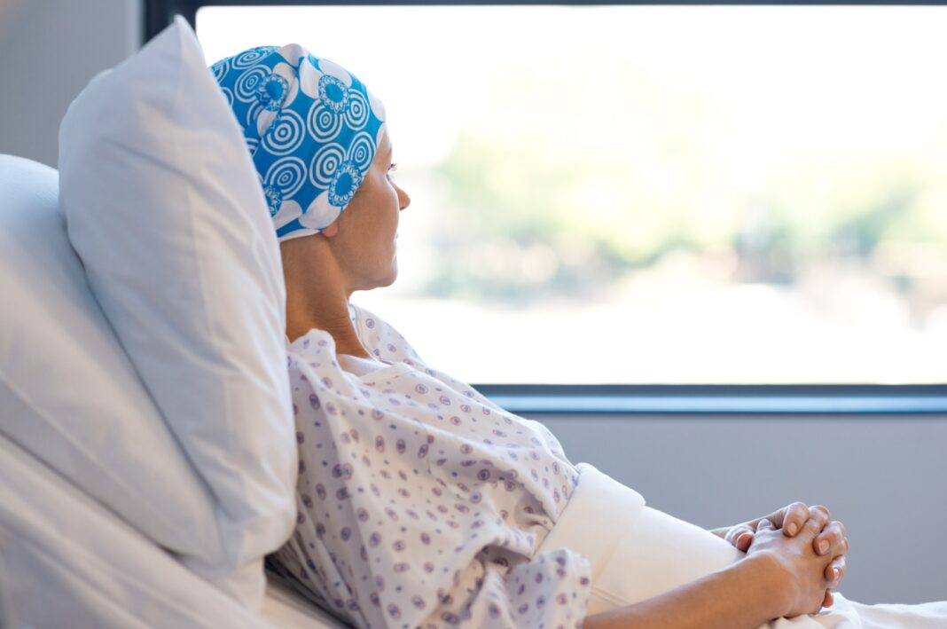 Asociația Pacienților Cronici: Decizia Guvernului de a nu mai plăti prima zi de concediu medical loveşte nedrept în cetăţenii cei mai vulnerabili / Un stat responsabil îi protejează pe cei slabi şi îi sancţionează pe cei care trişează, nu inversează povara