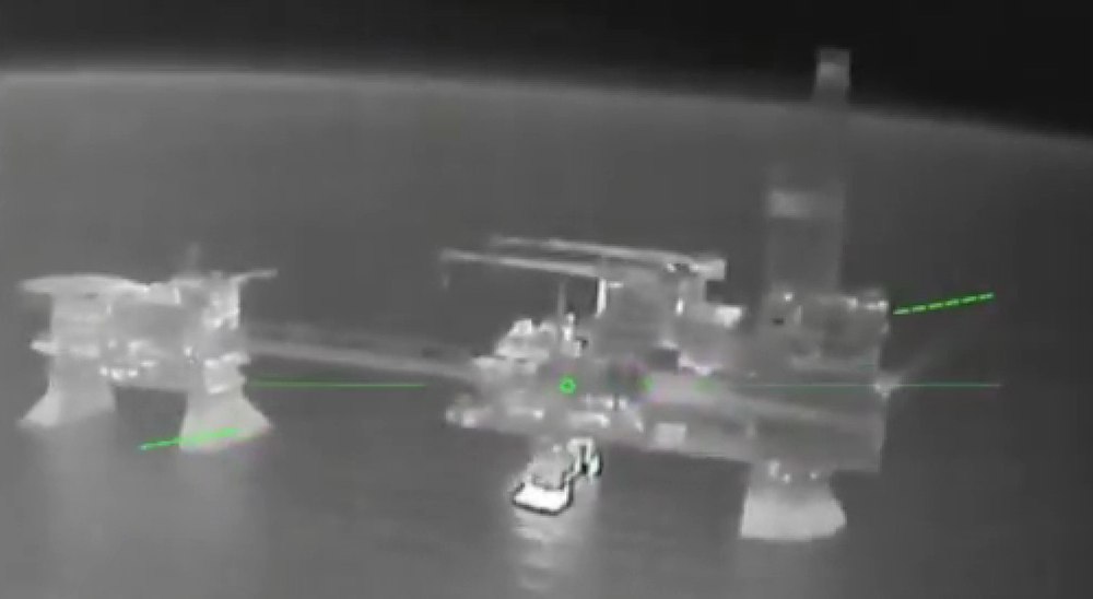 Atac spectaculos în Marea Caspică: Ucraina susține că a distrus trei platforme de foraj ale Lukoil