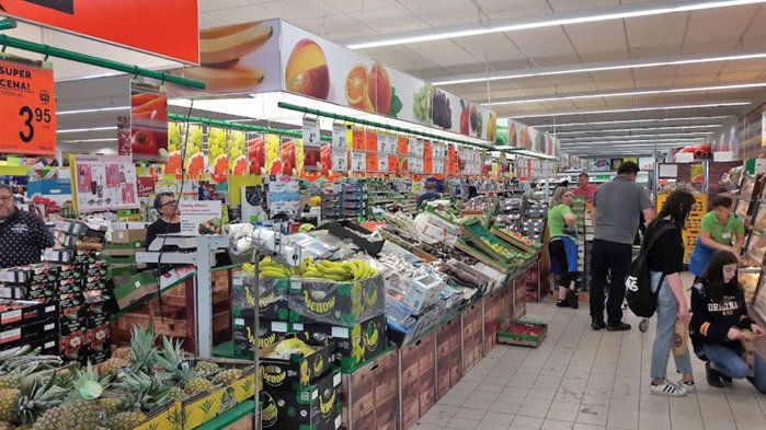 Atenţie! În Polonia şi Ungaria scad preţurile. Polonia nu are programele guvernamentale de protecţie a consumatorilor faţă de inflaţie pe care le are Ungaria, însă acolo marii retaileri sunt angajaţi de mult timp într-un război atroce al preţurilor, cu promoţii şi oferte la discounturi nebuneşti