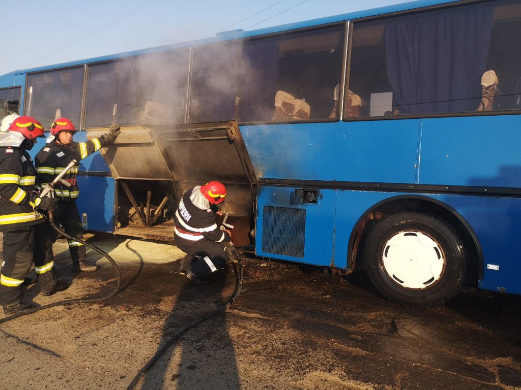 Autocar cu 47 de călători, cuprins de flăcări în localitatea Şoromiclea, Mureș / Toate persoanele s-au autoevacuat