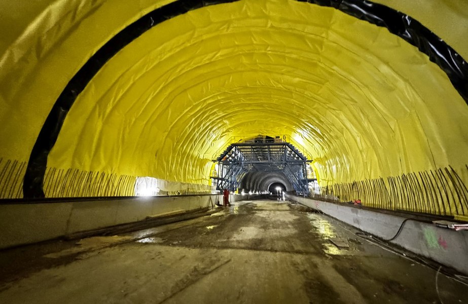 Autostrada cu tuneluri din vestul României, realizată pe jumătate. Câți metri au mai rămas de excavat din galerii
