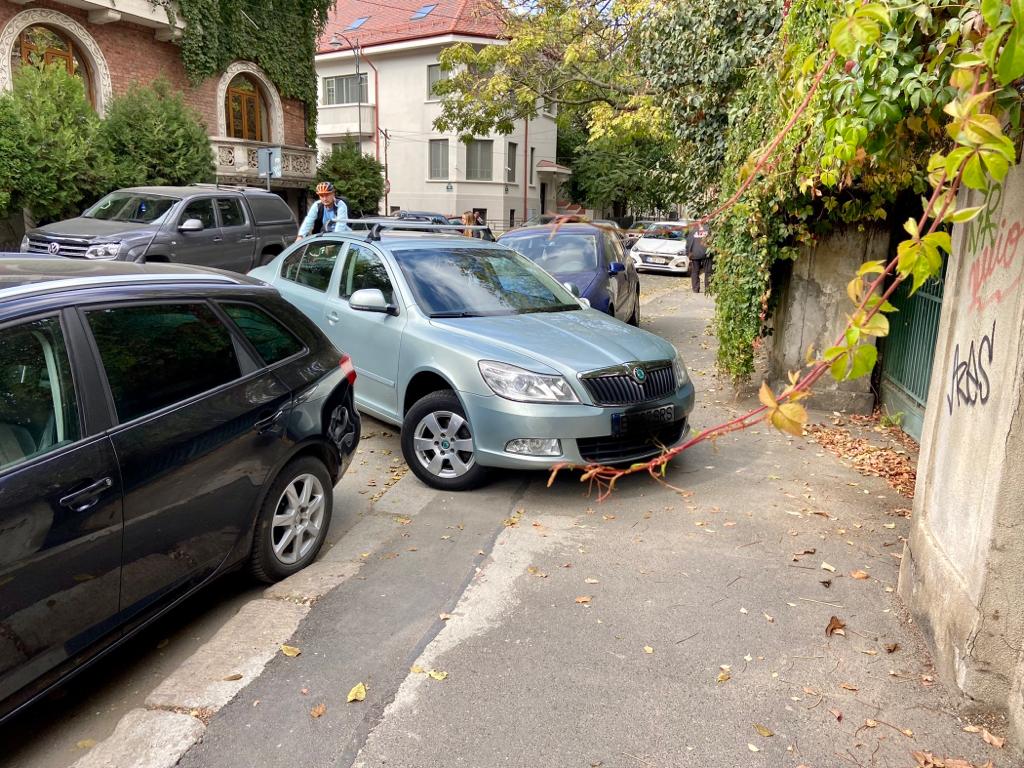 Autovehiculele parcate neregulamentar în sectorul 3 din Capitală nu vor mai fi ridicate dacă şoferii afișează un număr de telefon, răspund la apelul poliţiştilor locali şi eliberează imediat zona blocată