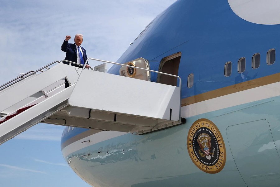 Avionul lui Donald Trump, întors din drum în timp ce se îndrepta spre Davos, la o oră de la decolare. Probleme în timpul zborului la Air Force One