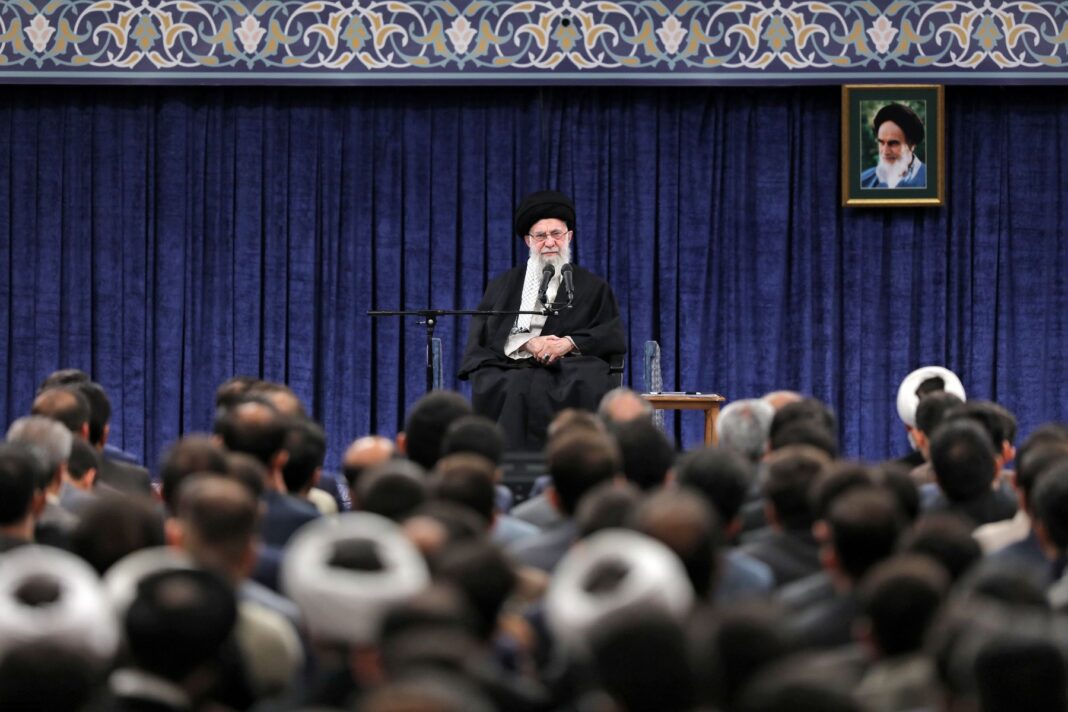Ayatollahul Khamenei afirmă că revendicările economice ale iranienilor sunt „justificate”, dar protestatarii „trebuie să fie puși la locul lor”