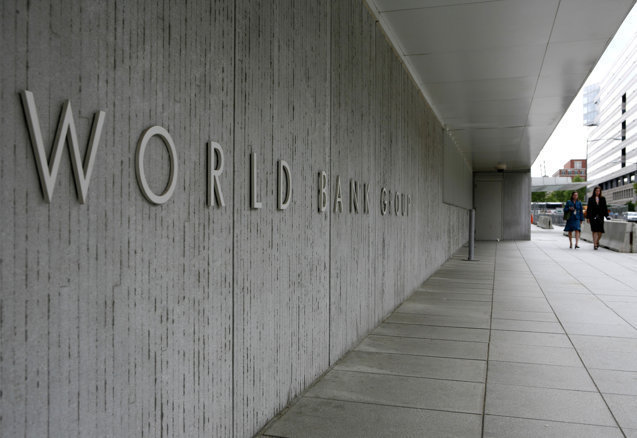 Banca Mondială a revizuit în creştere prognoza privind creşterea economică a României în 2025, mizând acum pe un avans de 0,8%, faţă de 0,4% într-un raport din octombrie. Estimările pentru 2026 rămân la 1,3%