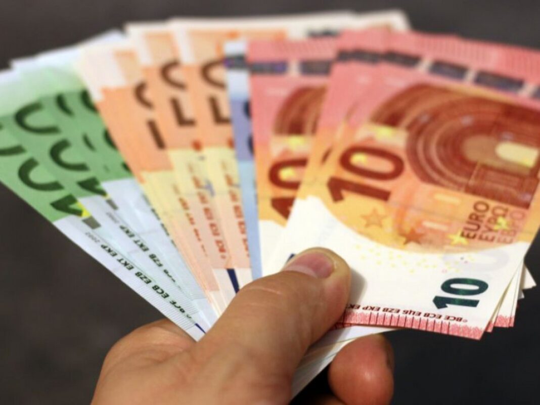 Băncile din Bulgaria percep ilegal comisioane la schimbul de leva în euro