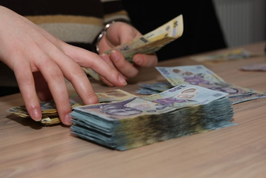 Banii ținuți la saltea își pierd din valoare. Cum îi poți proteja de inflație