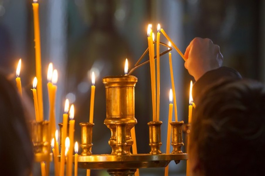 Bărbat de 29 de ani, arestat preventiv după ce a provocat un incendiu într-o biserică din Brașov și a bătut femeia care vindea lumânări