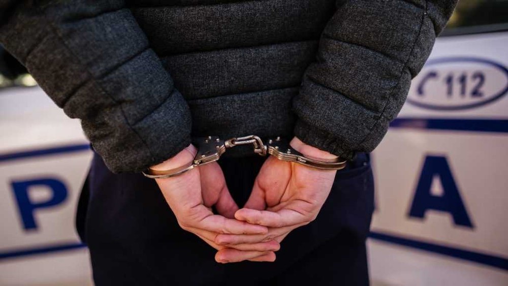 Bărbatul care și-a sechestrat concubina și copilul de un an în casă, reținut de polițiști