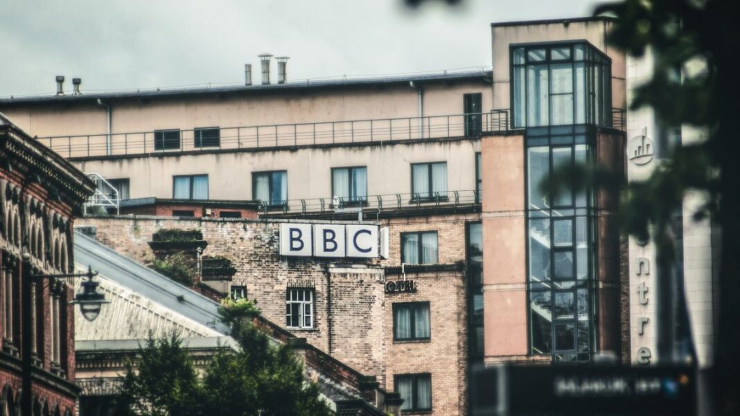 BBC plătește despăgubiri unei familii din Israel după ce o echipă de filmare a intrat fără permisiune în locuința distrusă în atacul Hamas