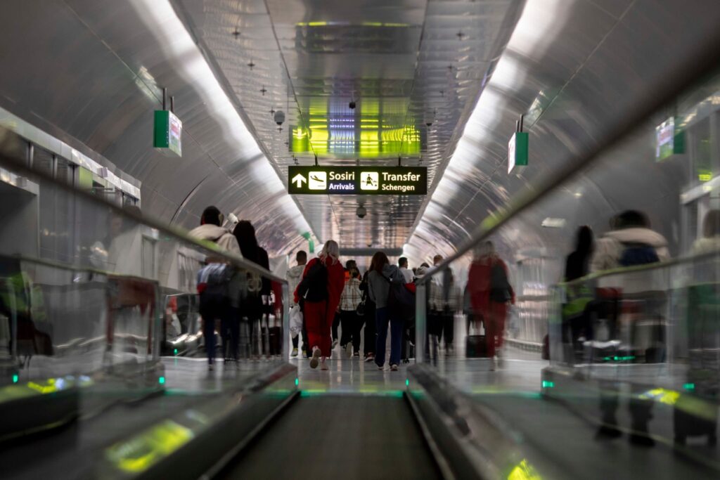 Bijuterii, ceasuri şi sume de bani nedeclarate, descoperite în bagajele a două femei pe Aeroportul Henri Coandă