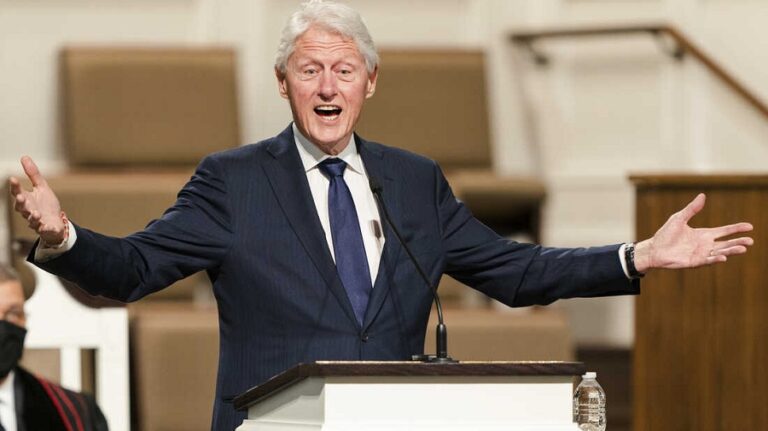Bill Clinton nu se prezintă la audierea din Congres. Liderul comisiei anunță demararea procedurii de sfidare a Congresului