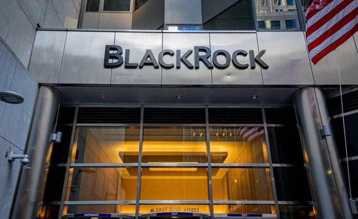 BlackRock raportează peste aşteptările Wall Street-ului: intrări de 342 mld. dolari într-un trimestru şi active de peste 13.900 miliarde de dolari, pe fondul boomului ETF şi al expansiunii în pieţe private