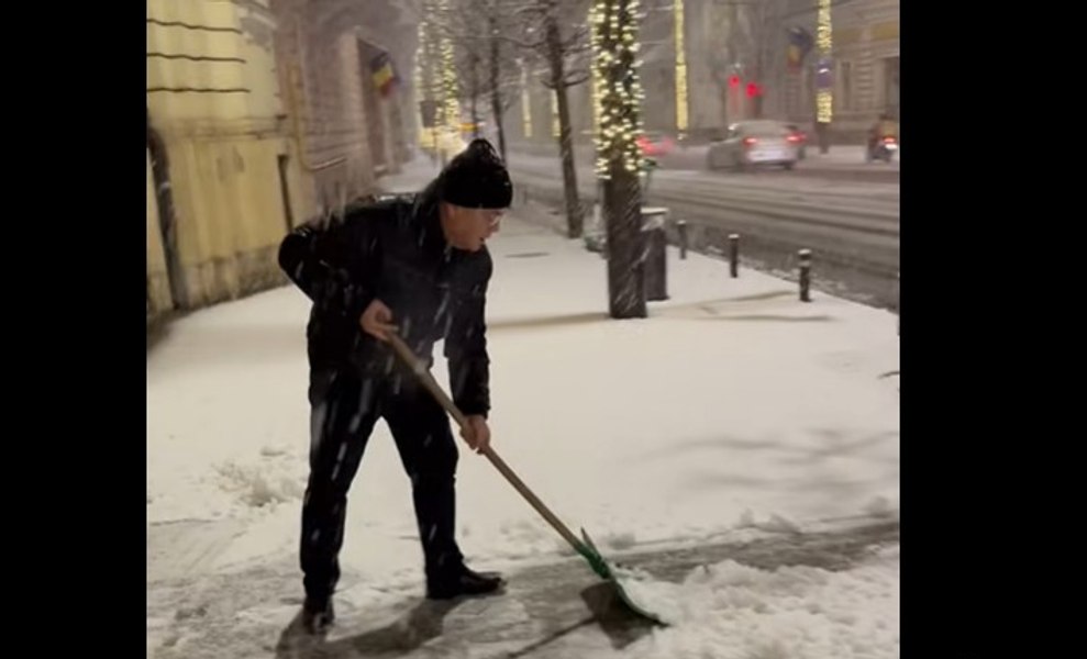 Boc a pus mâna pe lopată și a curățat zăpada din faţa Primăriei Cluj-Napoca: „Haideţi să ne curăţăm trotuarele!”