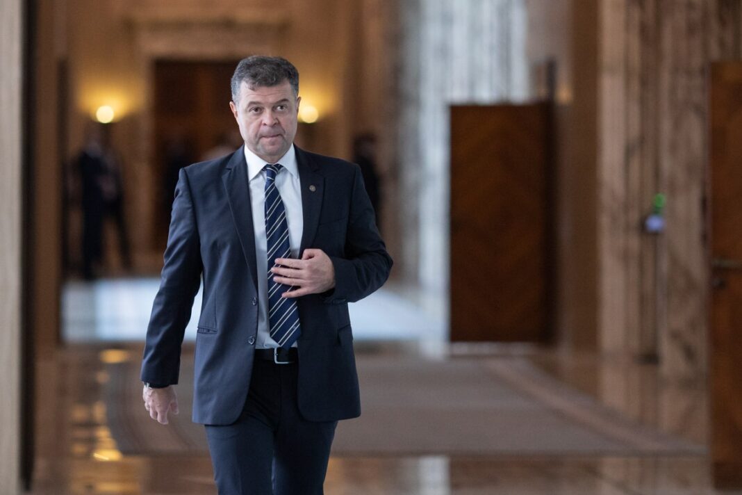 Bolojan anunţă că în ianuarie va veni cu o propunere pentru Ministerul Educaţiei