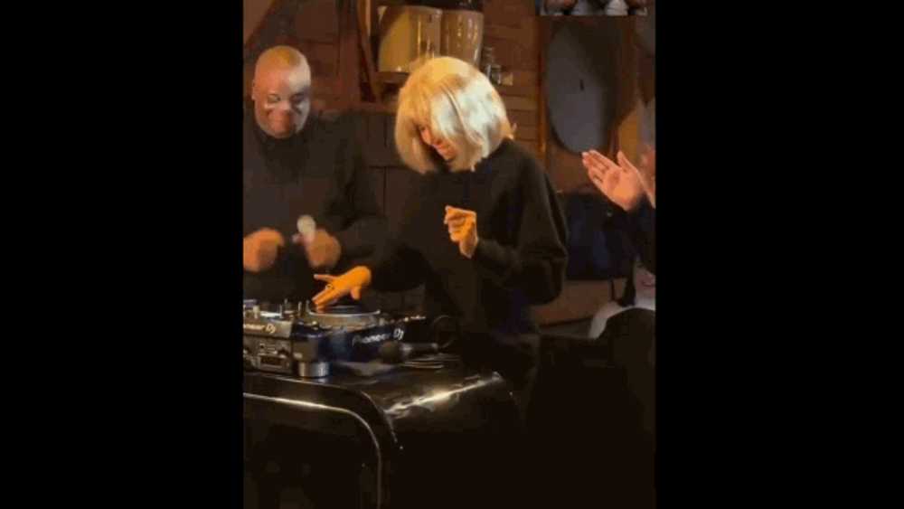 Brigitte Macron, DJ la o petrecere caritabilă pentru copii: a mixat „Forever Young” și i-a invitat pe toți să danseze