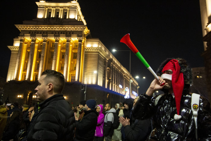 Bulgarii se mişcă rapid: Aproape jumătate din leva a fost deja retrasă din circulaţie şi înlocuită cu euro după aderarea la moneda comună. Volumul total al levei bulgăreşti aflate în circulaţie se ridică la 16,1 miliarde leva, adică aproximativ 8,2 miliarde de euro. Drept comparaţie, în România avem 100 mld. lei în circulaţie, adică 20 mld. euro