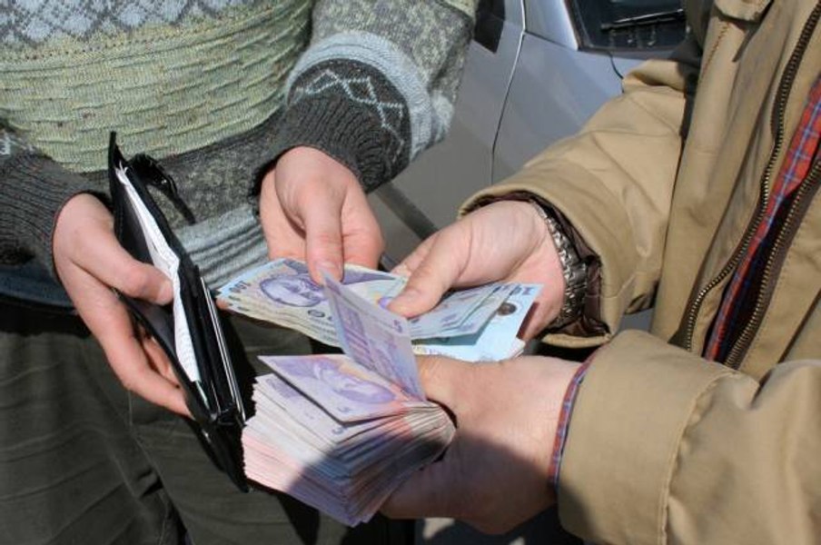 Cămătar, prins în flagrant în timp ce primea 160.000 de lei. El l-a șantajat și amenințat pe tânărul căruia îi împrumutase bani
