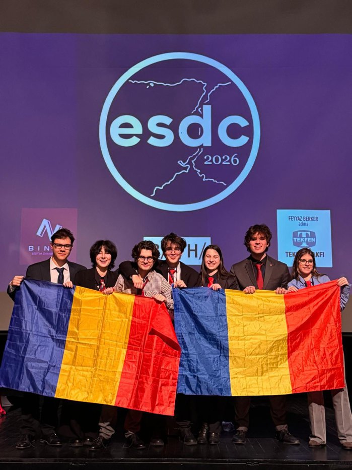 Campioni la dezbateri. Cum arată un discurs argumentat între „guvern şi opoziţie” atunci când în sală sunt elevi de 15-19 ani care se antrenează 15 ore pe săptămână?