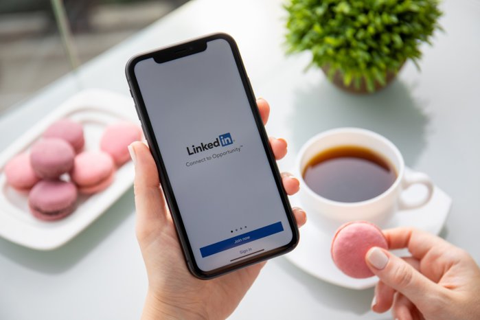 Când şi cum te ajută contul de LinkedIn? Dacă crezi că e de ajuns să îţi faci un cont şi să vină oferte de joburi, te înşeli