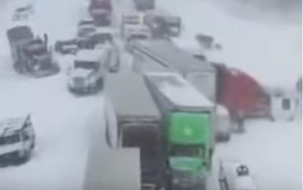 Carambol în Michigan: Peste 100 de mașini implicate într-un un accident în lanț pe o autostradă