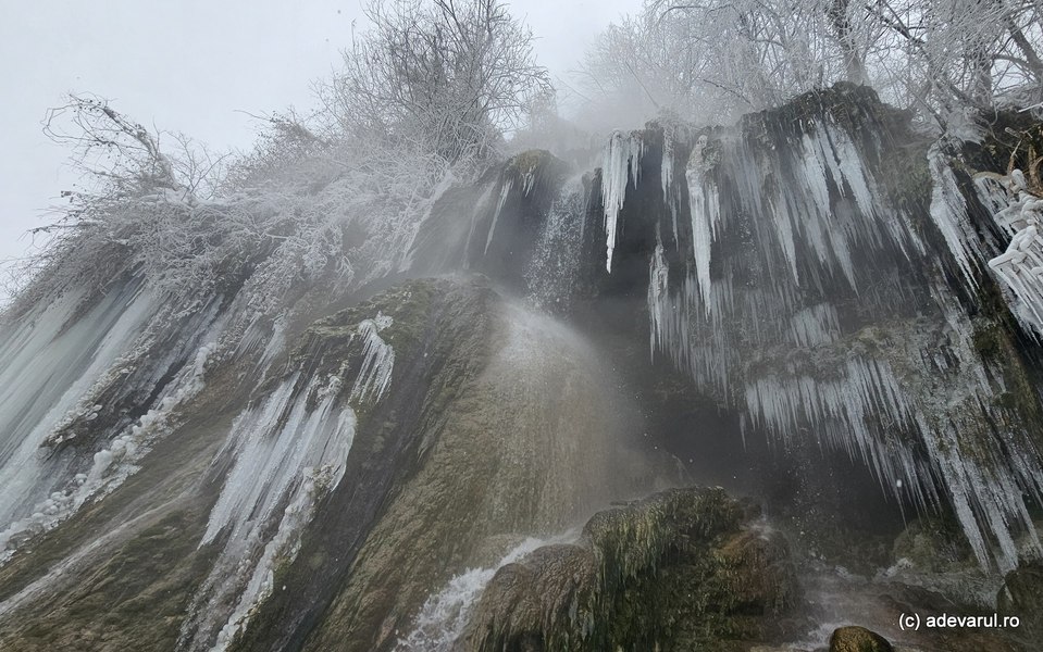 Cascada din România care fumegă în timpul iernii. Fenomenul uimitor întâlnit în zilele geroase