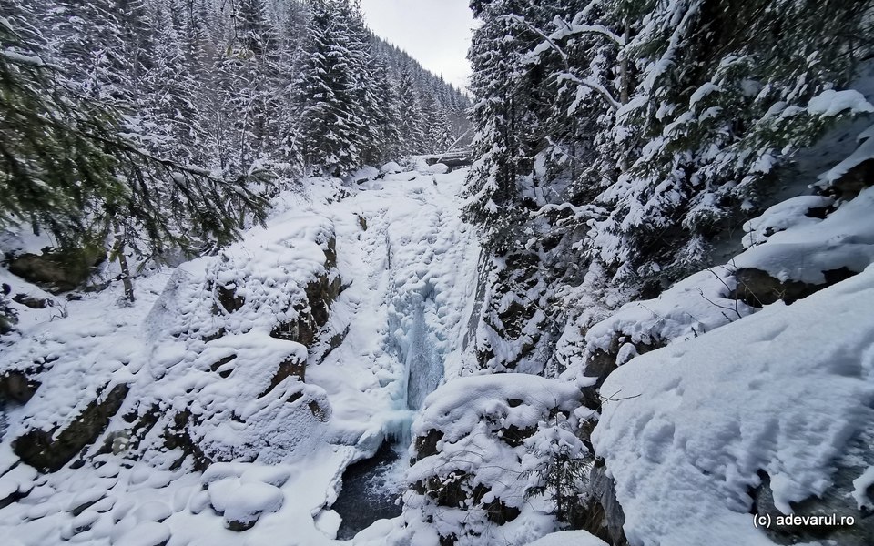 Cascada Lolaia, monumentul de gheață din Retezat. Ce găsesc turiștii iarna în locul emblematic de pe valea Pietrele