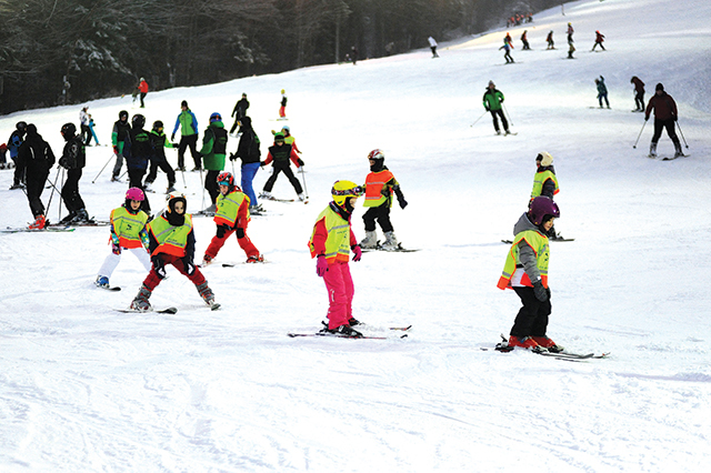 Cât costă skipassul în România, Italia şi Austria Între 32 şi 48 de euro în cele mai cunoscute staţiuni din România, 86 de euro în Dolomiţi. La un simplu calcul, în România, un schior plăteşte circa 2 euro pentru un kilometru de pârtie de schi, pe când în Austria 0,2-0,3 euro