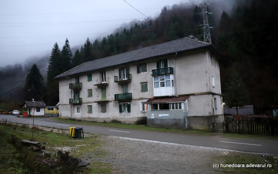 Cât îi costă pe români traiul în cele mai sărace locuri: chirii simbolice pentru locuințe care dau fiori
