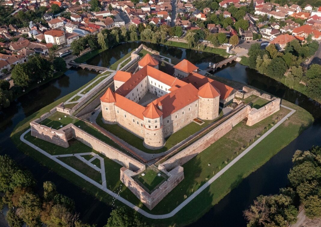 Catarg de 30 de metri în „Parcul României” din Făgăraş / Investiție de aproape 6 milioane de lei care marchează locul unde e centrul țării