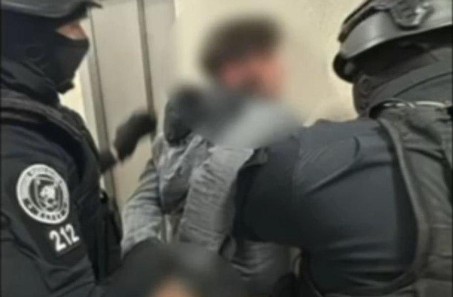 Caz grav de violență domestică în Capitală. O mamă și copilul de un an, ținuți cu forța în locuință, au fost eliberați de polițiști. Femeia amenința că se aruncă de la etaj