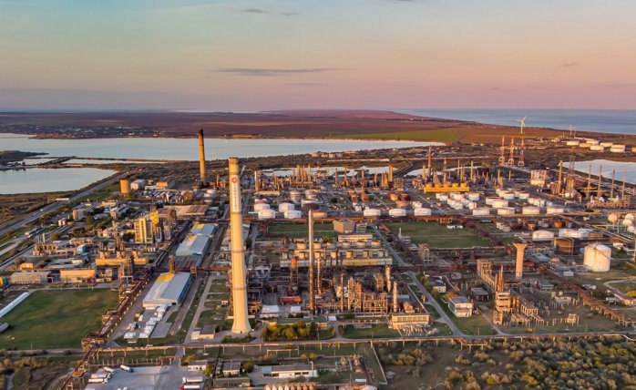 Ce spune Rompetrol după protestul angajaţilor de la Petromidia: salariile, care sunt în medie de 10.900 de lei pe lună, nu pot fi crescute în 2026 din cauza impozitului minim pe cifra de afaceri. „Ar pune în pericol stabilitatea financiară, lichiditatea, siguranţa operaţională şi locurile de muncă”