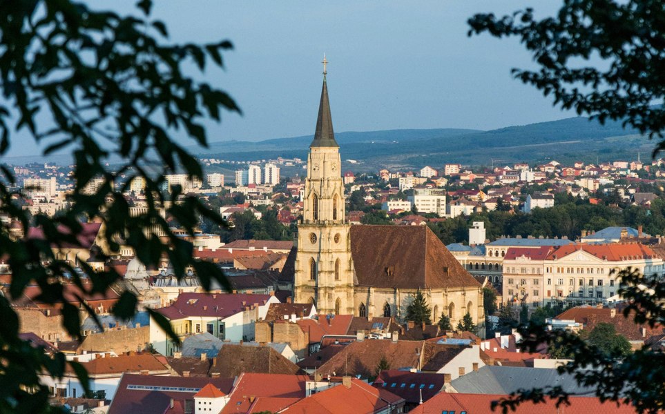 Cea mai scumpă locuință din Cluj-Napoca, scoasă la vânzare: vilă autonomă energetic cu piscină infinity și cinema privat