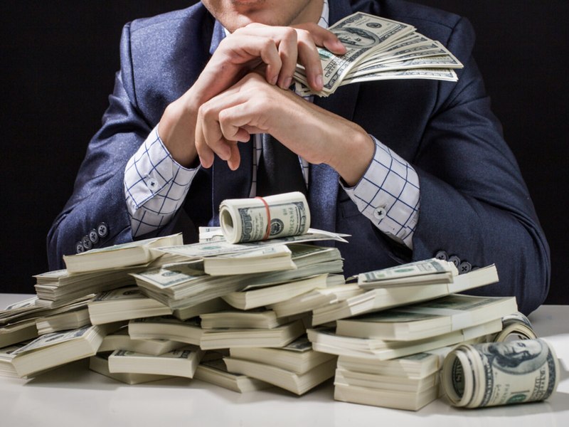 Cei mai bogați 12 miliardari au o avere cât 4 miliarde de oameni. Oxfam: Guvernele lingușesc elita