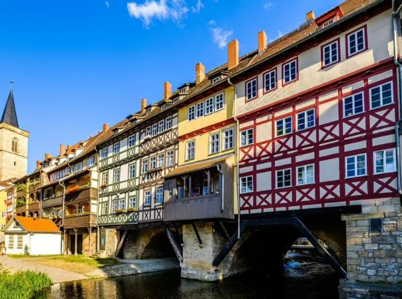 Cel mai vechi pod locuit din lume se află în Europa: 80 de oameni locuiesc printre case medievale, cafenele și galerii